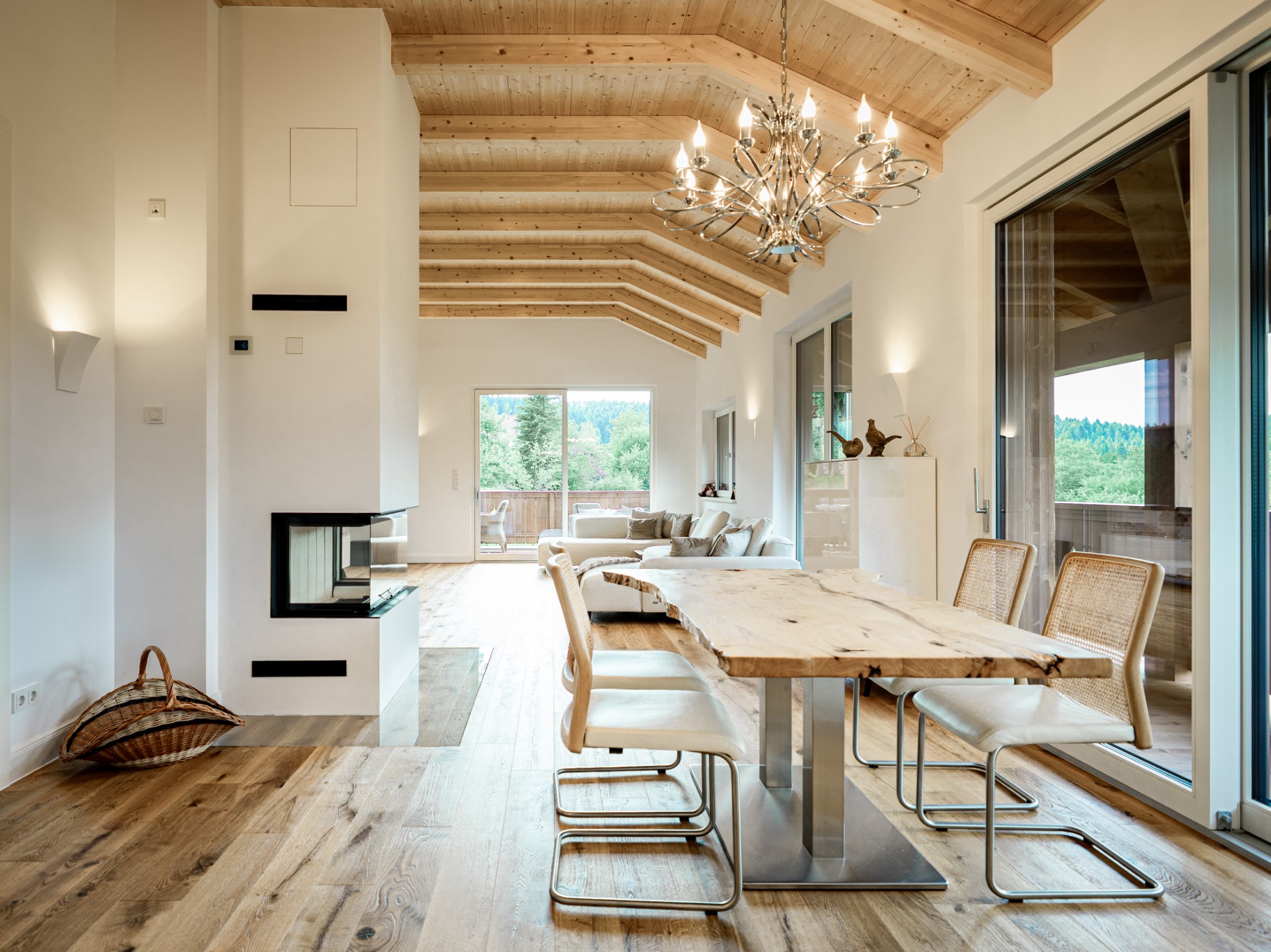 Hochwertiger Wohnraum mit großem Holztisch und klarer Architektur