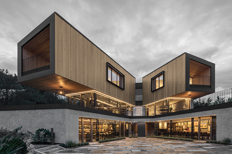 Zeitgenössische Premium-Architektur mit klarer Linienführung und Holzfassade